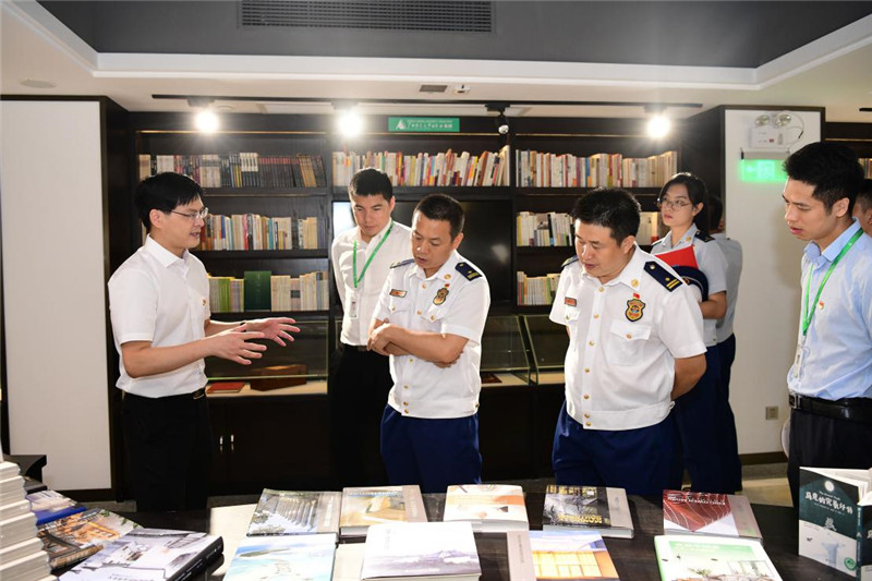 參觀集團(tuán)公司社史館.jpg