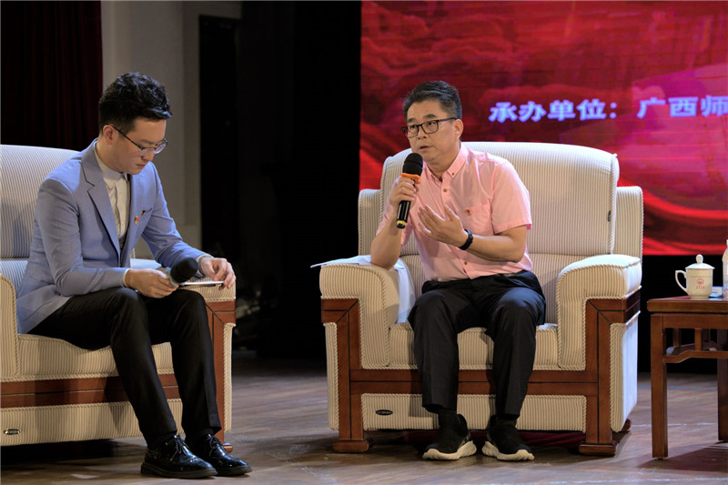 4《新時代的青春之歌黃文秀》的作者，廣西文聯(lián)秘書長兼廣西戲劇家協(xié)會常務副主席林超俊做分享.jpg