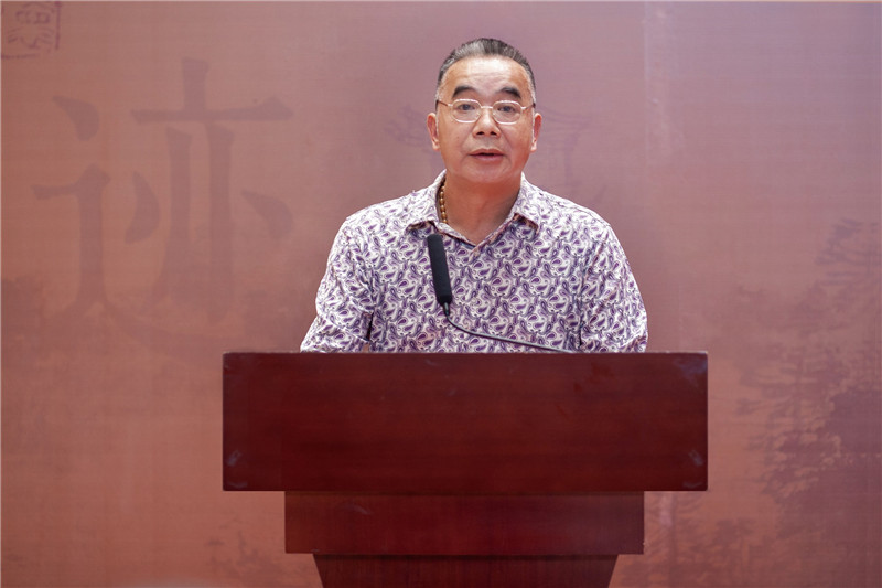 3廣西美術(shù)家協(xié)會(huì)副主席、桂林市美術(shù)家協(xié)會(huì)主席張賢宣讀賀信.jpg