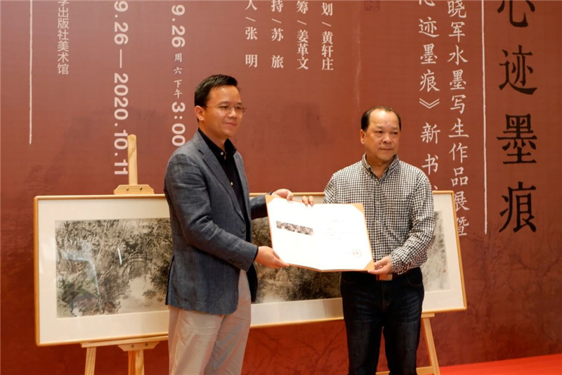 5集團(tuán)公司黨委副書記、總編輯湯文輝代表廣西師范大學(xué)出版社集團(tuán)接受白曉軍先生的藝術(shù)作品捐贈(zèng).jpg