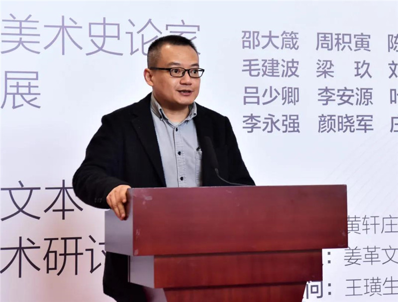 8廣西師范大學出版社美術(shù)館館長、美術(shù)分社總編輯張明主持開幕式（廖茹畫  攝）.jpg