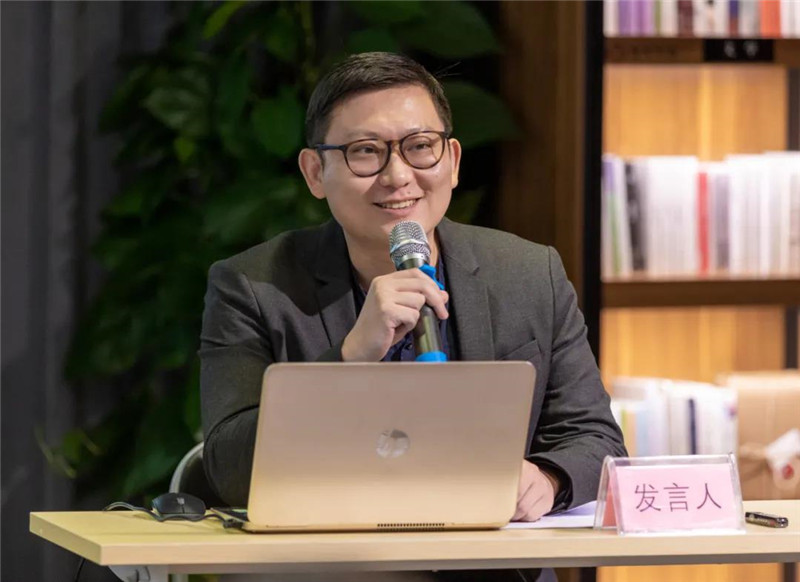 21廣州美術(shù)學院中國畫學院嶺南畫派研究中心主任、助理研究員王艾作題為《鷺之意味：陳文希創(chuàng)作中的離散因素——兼談粵籍藝術(shù)家在東南亞地區(qū)的現(xiàn)代主義實踐》的發(fā)言（黃珊虎 攝）.jpg