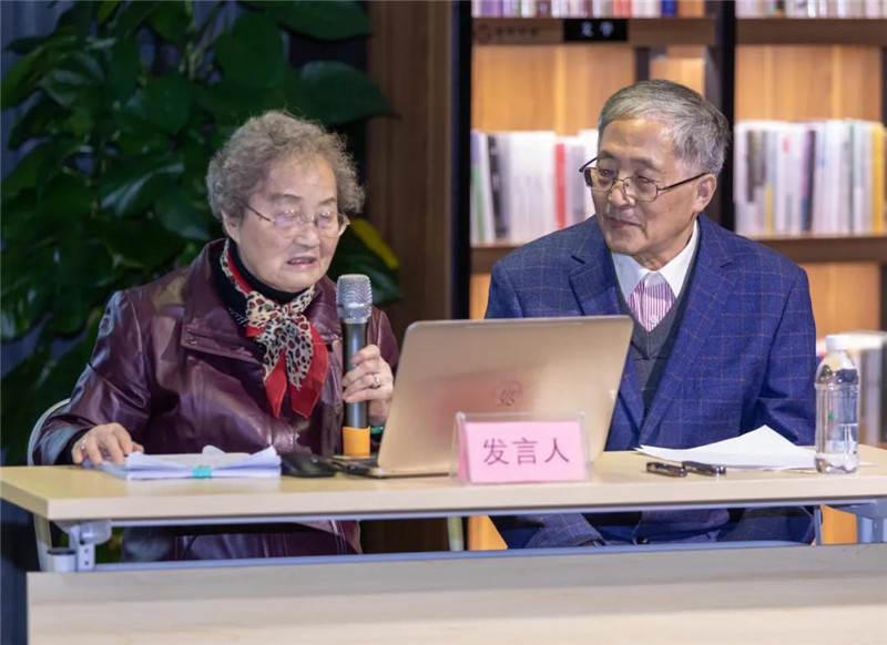 24著名美術(shù)史論家、南京藝術(shù)學院教授、博士生導師周積寅及王鳳珠副研究館員作題為《鄭板橋書畫辨?zhèn)巍返陌l(fā)言（黃珊虎 攝）.jpg