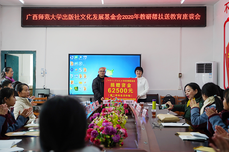 捐贈(zèng)活動(dòng)現(xiàn)場(chǎng).jpg