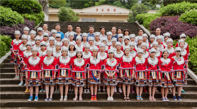 2015年6月1日，廣西師大出版社領(lǐng)導到資源二中看望女生班的同學們.jpg.jpg