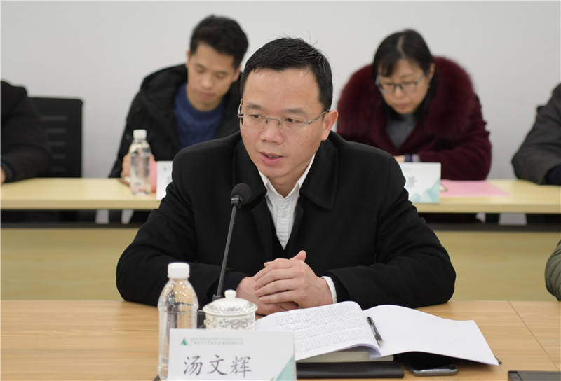 集團(tuán)公司黨委副書(shū)記、總編輯湯文輝講話.jpg