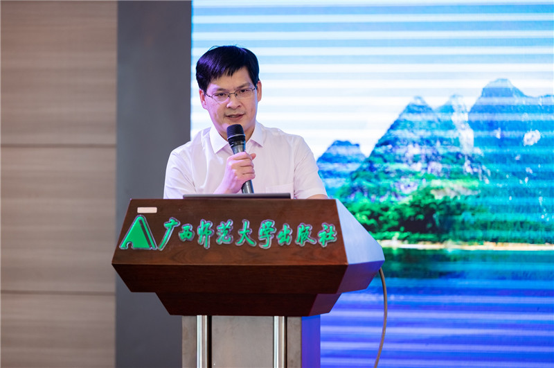 廣西師范大學(xué)出版社集團(tuán)副總裁施東毅主持大會(huì)開幕式 （黃國(guó)生攝）.jpg