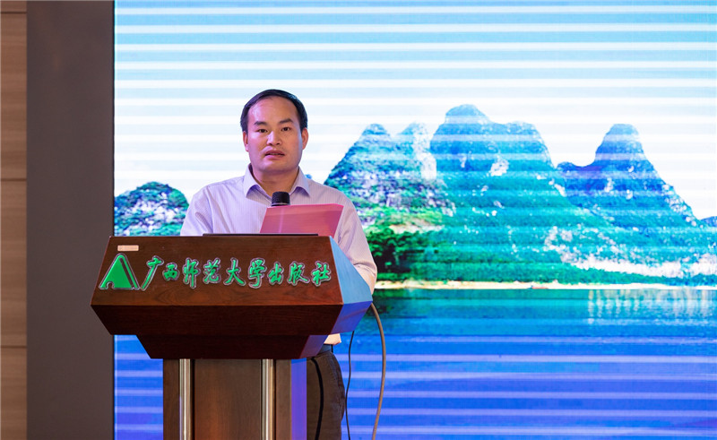 廣西師范大學(xué)出版社集團(tuán)高教分社運(yùn)營(yíng)總監(jiān)、玉林分社社長(zhǎng)張貽松主持專家主題報(bào)告會(huì)（黃國(guó)生攝）.jpg