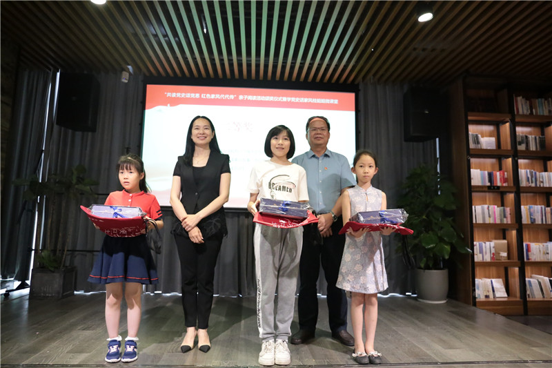 桂林市婦聯(lián)副主席李彬棠（第二排左一），廣西師范大學(xué)出版社集團(tuán)黨委書記、董事長黃軒莊（第二排右一）為大賽二等獎家庭代表頒獎.jpg