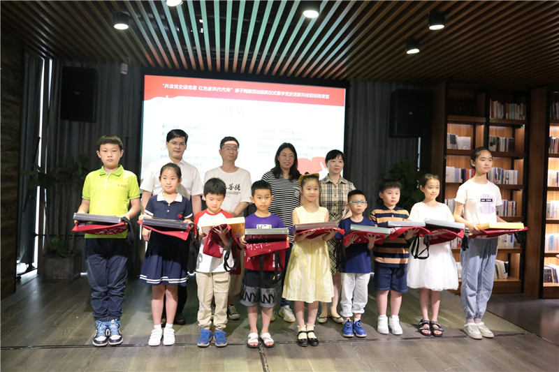 共青團(tuán)桂林市委少年部部長 胡限（第二排右二）、桂林市教育局辦公室副主任陳婷（第二排右一）、廣西師范大學(xué)出版社集團(tuán)副總裁施東毅（第二排左一）為大賽三等獎家庭代表頒獎.jpg