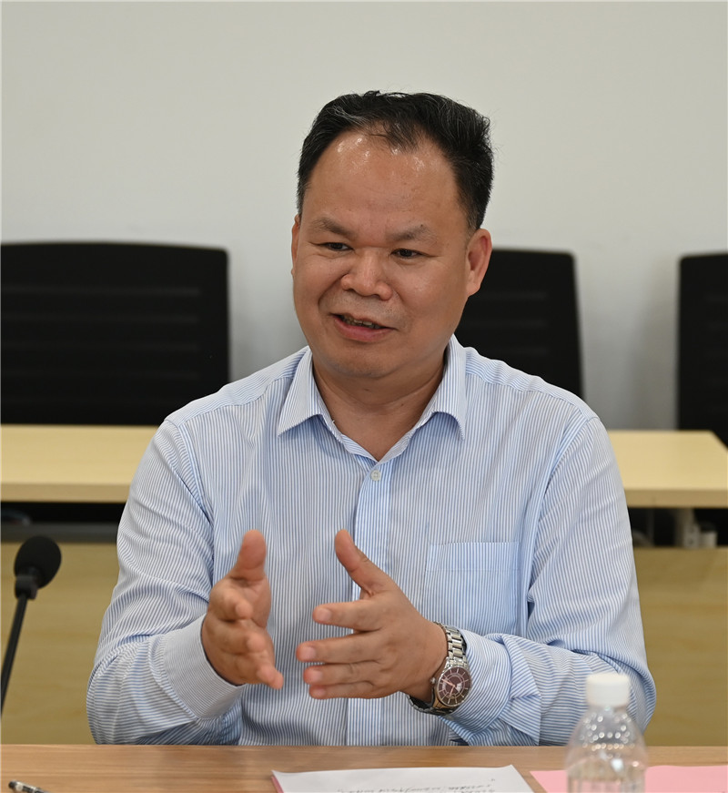 集團(tuán)黨委書記、董事長黃軒莊介紹集團(tuán)公司情況.jpg