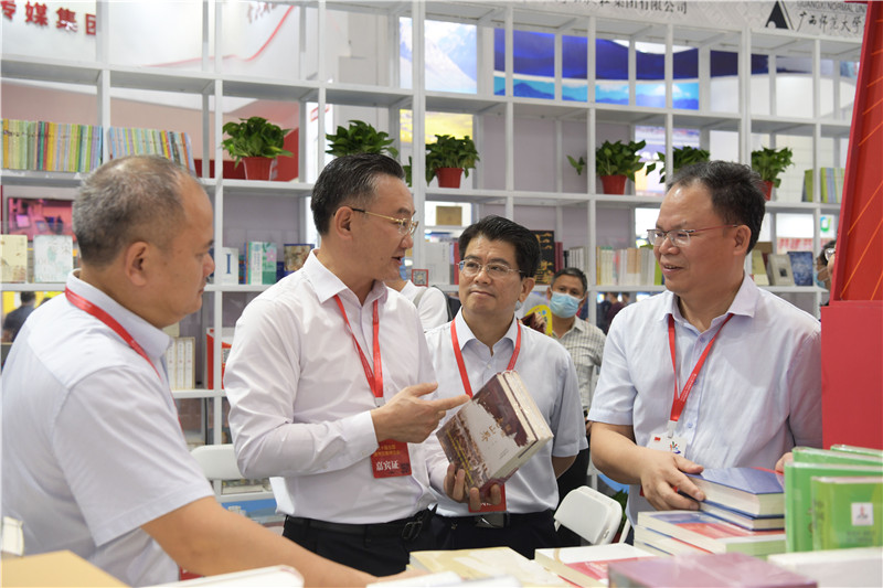 自治區(qū)黨委宣傳部常務(wù)副部長、自治區(qū)新聞出版局（版權(quán)局）局長王曉華到集團(tuán)公司展位視察.jpg