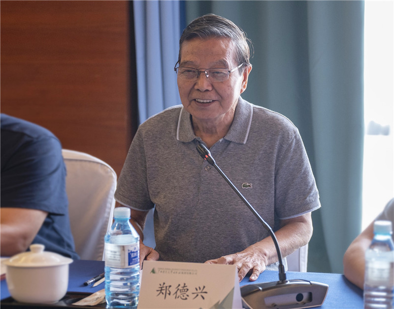 08 原中共中央文獻(xiàn)研究室副秘書長、中央文獻(xiàn)出版社原社長鄭德興作主旨演講（李顯楊 攝）.jpg