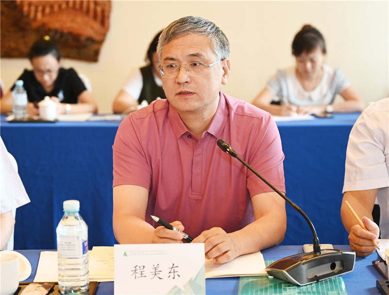 13 北京大學(xué)中共黨史研究中心常務(wù)副主任、北京大學(xué)馬克思主義學(xué)院教授程美東作專題發(fā)言（李顯楊 攝）.jpg