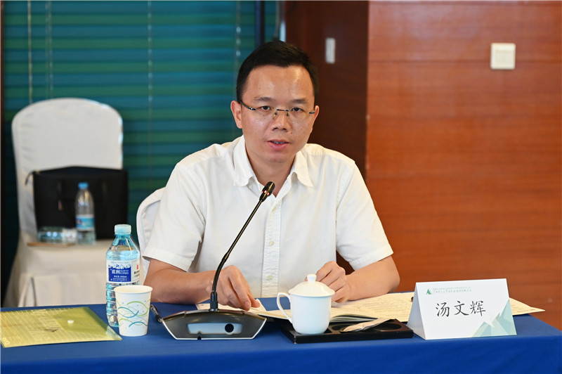 19 廣西師范大學(xué)出版社集團(tuán)黨委副書記、總編輯湯文輝主持論壇（李顯楊 攝）.jpg