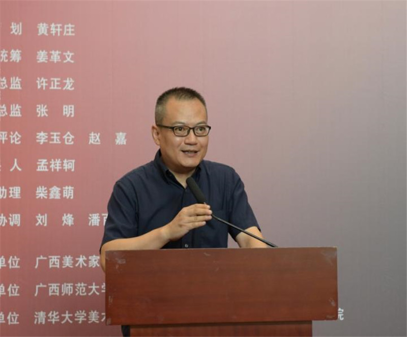 廣西師范大學(xué)出版社美術(shù)館館長、美術(shù)分社總編輯張明主持開幕式.jpg