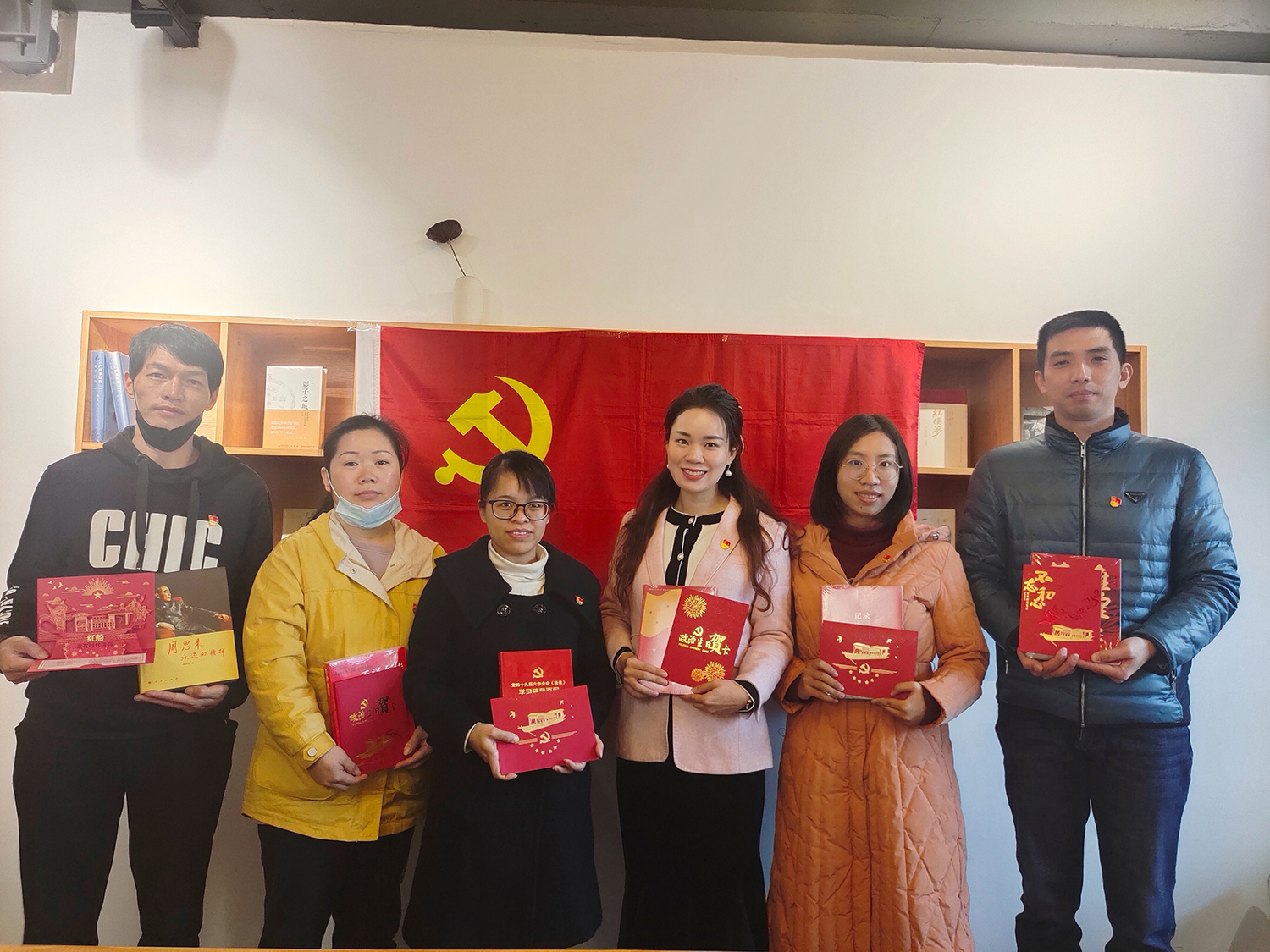 獨(dú)秀書(shū)房黨支部集體過(guò)“政治生日”.jpg 獨(dú)秀書(shū)房黨支部集體過(guò)“政治生日”.jpg