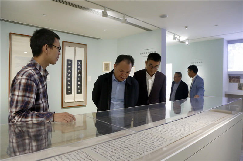 4黃軒莊參觀何香凝美術館（姜前維攝）.jpg