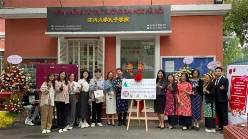 獨(dú)秀書房·越南河內(nèi)大學(xué)孔院店開放儀式越南會場師生合影.png
