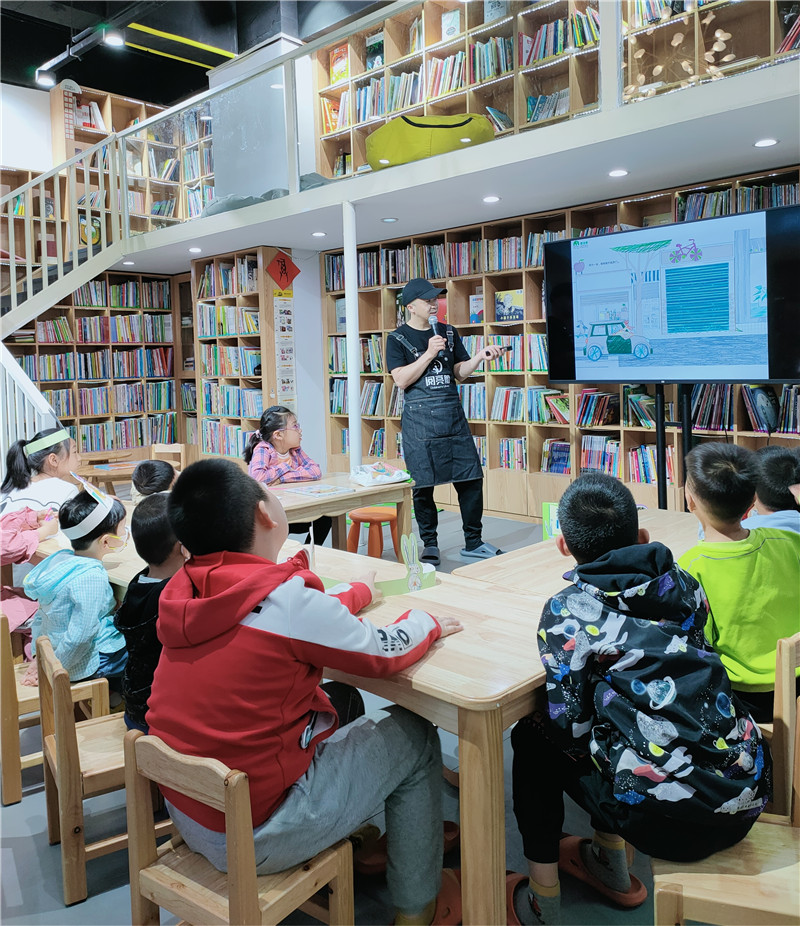 石家莊閱亮船兒童書店的老師在引導(dǎo)孩子們閱讀繪本（小閱閱 攝）.jpg