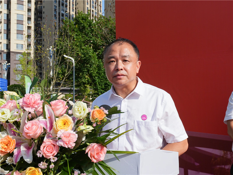 廣西師范大學(xué)黨委副書記趙鐵對獨(dú)秀書房·福泉店的未來發(fā)展表示期待.jpg