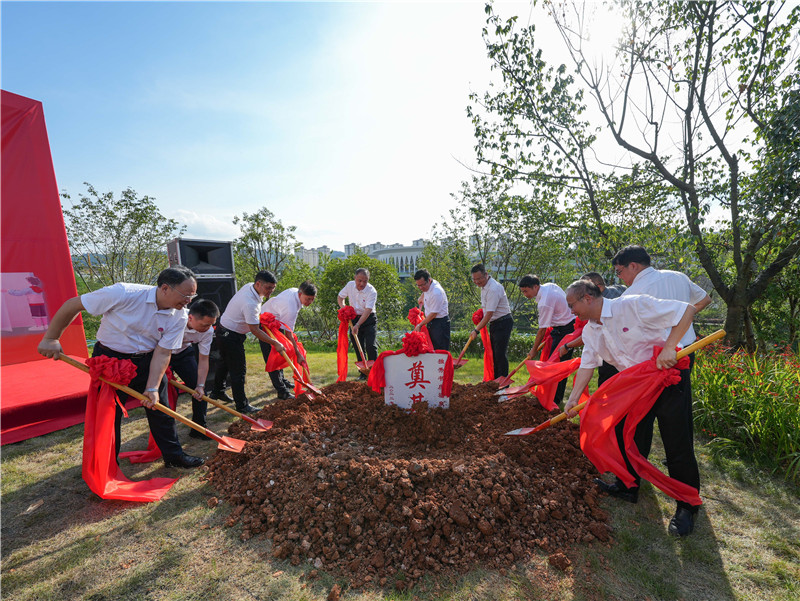 福泉市領(lǐng)導(dǎo)、廣西師大領(lǐng)導(dǎo)、廣西師大出版社領(lǐng)導(dǎo)等嘉賓為獨(dú)秀書房·福泉店培土奠基.jpg