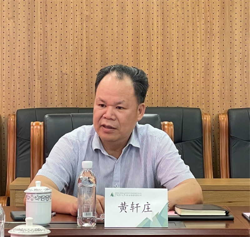 集團(tuán)公司黨委書記、董事長黃軒莊介紹集團(tuán)公司情況 李天皓 攝.jpg