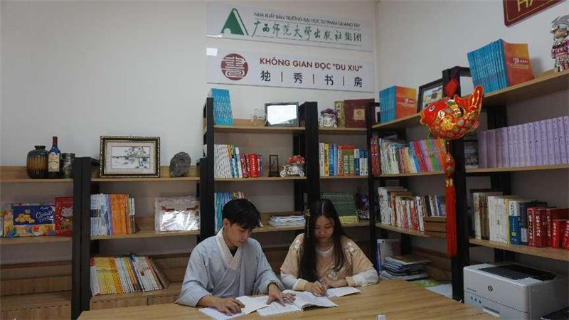 身著漢服的學生在獨秀書房·越南河內(nèi)大學孔院店內(nèi)閱讀.jpg