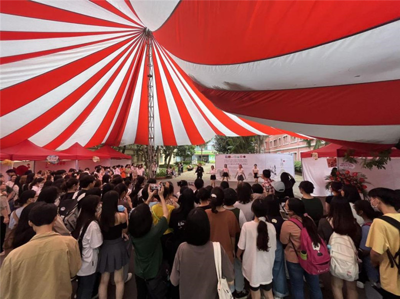 河內(nèi)大學的同學們積極參與中國文化體驗活動.jpg
