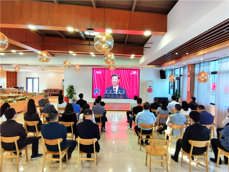 1.集中收聽收看黨的二十大開幕會現(xiàn)場.jpg