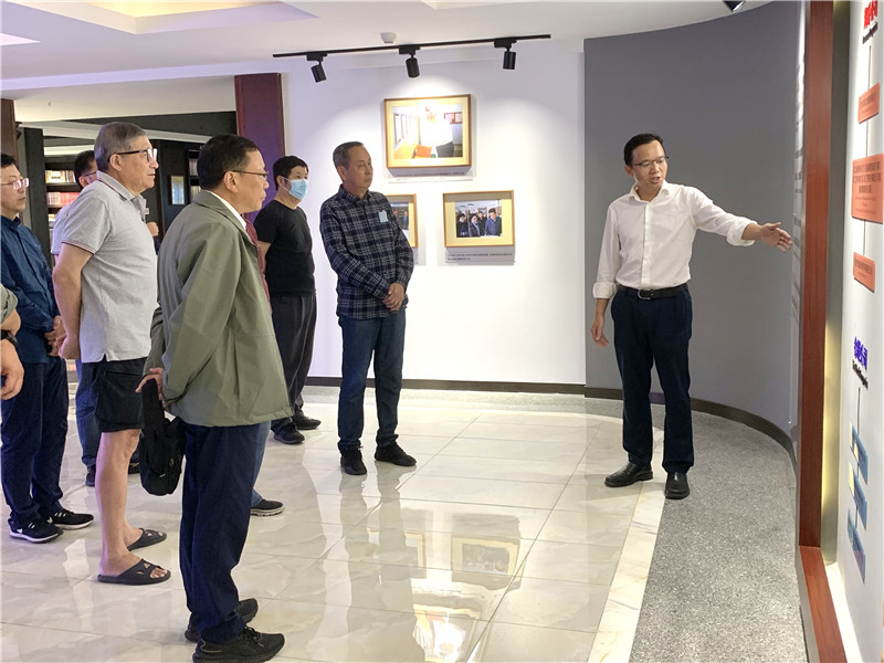 卜憲群一行聽(tīng)取集團(tuán)公司發(fā)展情況匯報(bào) 熊文楷 攝.jpg