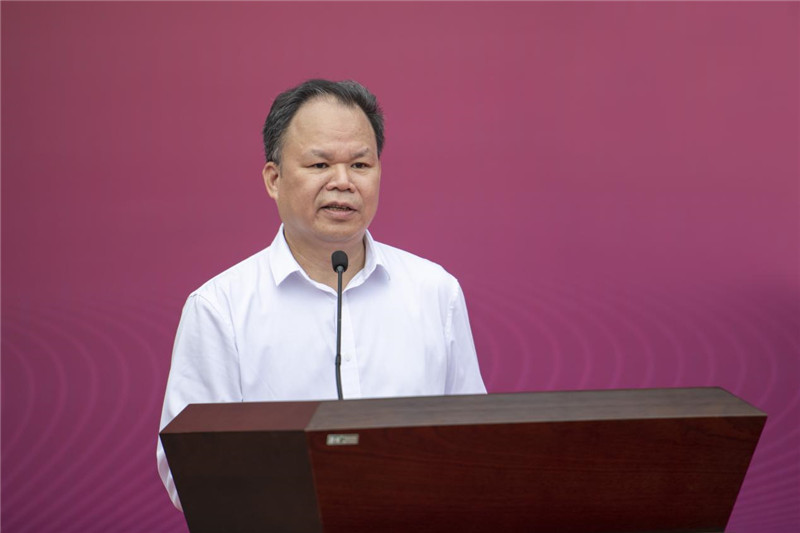 廣西師范大學(xué)出版社集團黨委書記、董事長黃軒莊作匯報發(fā)言.jpg