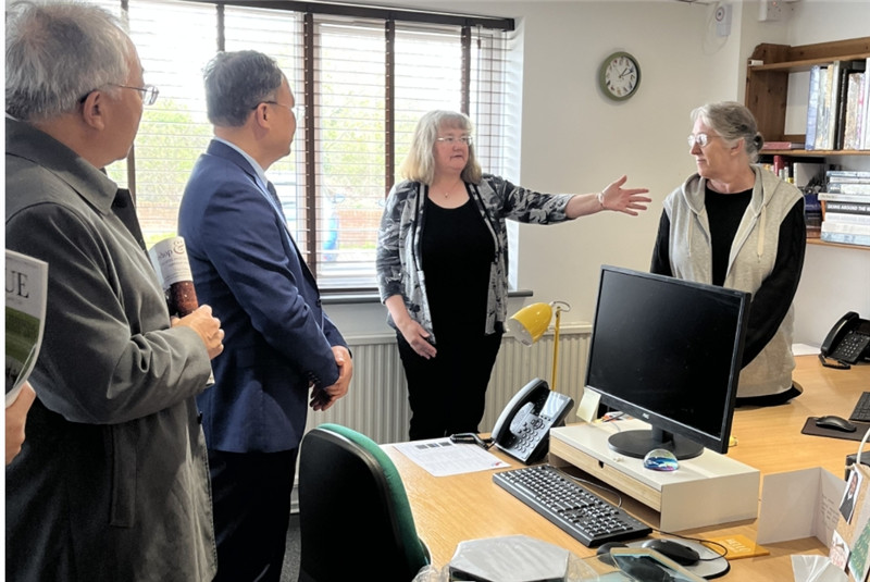 集團(tuán)公司黨委書記、董事長黃軒莊一行到英國ACC公司銷售、財務(wù)等部門看望員工2（葉瑩瑩攝）.jpg
