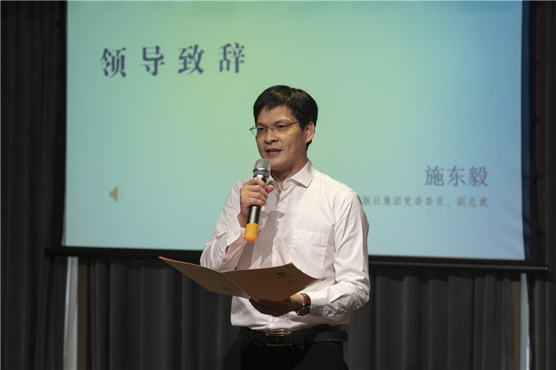 廣西師范大學(xué)出版社集團(tuán)黨委委員、副總裁施東毅為與會(huì)來賓介紹廣西師大社在文化服務(wù)、閱讀推廣方面的成果（攝：李顯楊）.jpg
