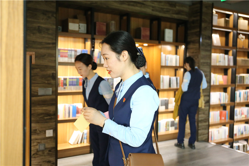 桂林銀行桂林分行疊彩支行黨（團(tuán)）支部代表在書架前挑選好書（攝：廖雨欣）.jpg