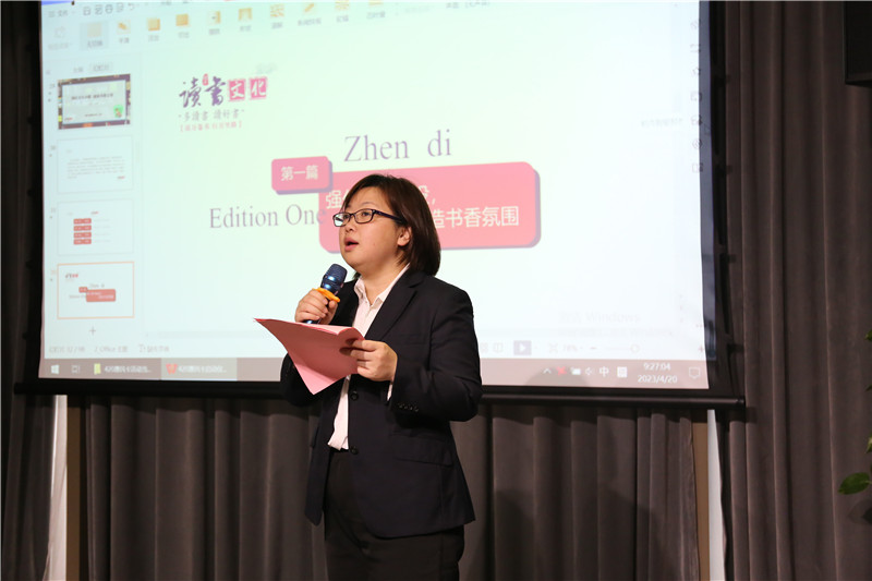 桂林市煙草專賣局營(yíng)銷中心副主任董艷芳介紹煙草專賣局書香企業(yè)建設(shè)成果（攝：廖雨欣） (1).jpg