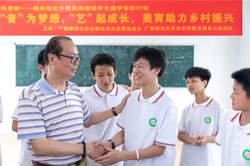 彭超教授鼓勵(lì)學(xué)生.jpg
