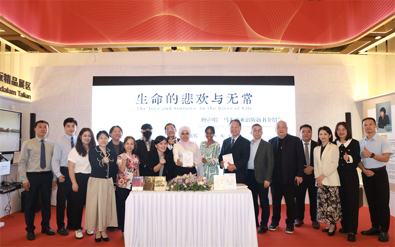 集團代表團與馬來西亞城市書苑首席執(zhí)行官阿迪芭·奧馬爾女士（右九）等嘉賓合影.jpg