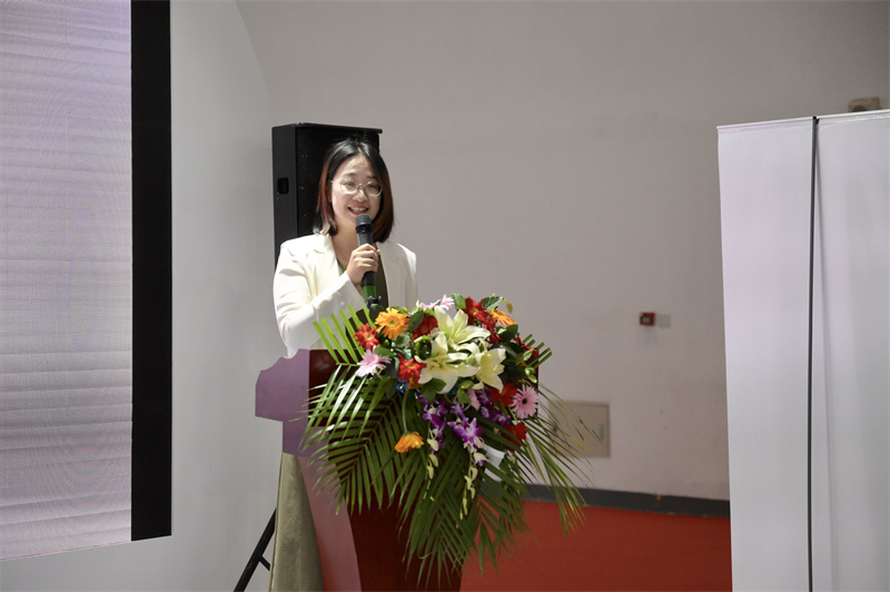 推薦會(huì)現(xiàn)場，張笑塵女士介紹藝術(shù)之橋空間情況.jpg
