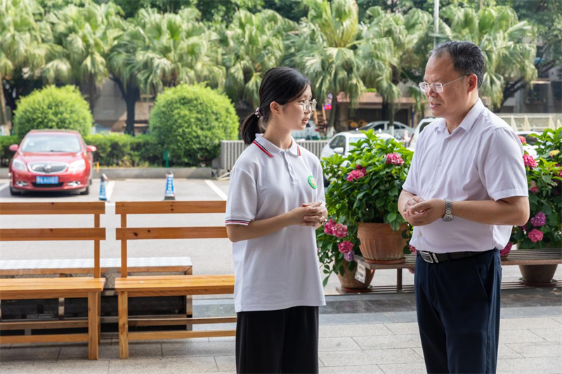 黃軒莊董事長與結(jié)對子同學(xué)親切交談.jpg