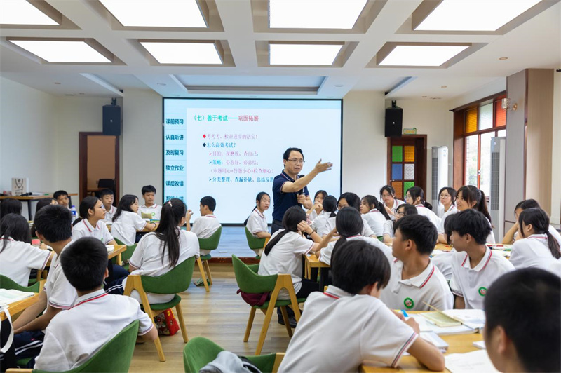 “獨秀班”同學(xué)在課堂現(xiàn)場.jpg