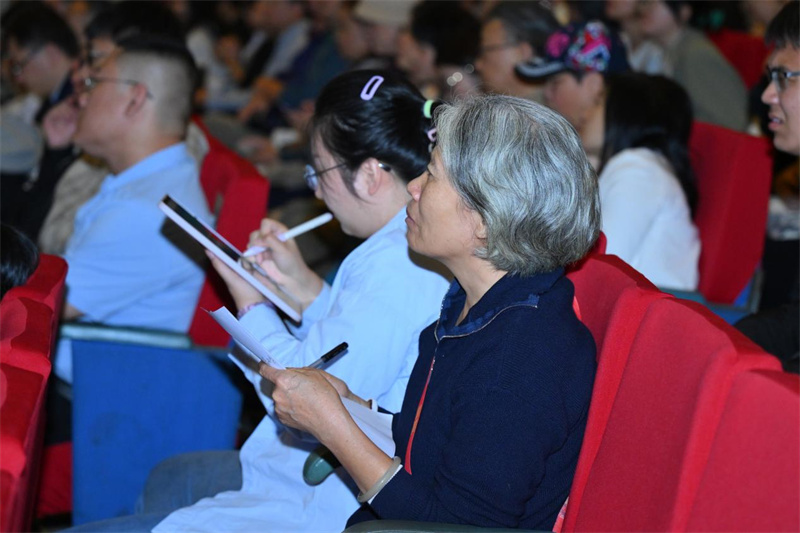 論壇現(xiàn)場(chǎng)，認(rèn)真做筆記的讀者.jpg