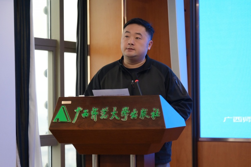 集團公司黨委副書記、紀委書記黃曉堅宣讀表彰決定_副本.jpg