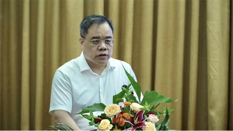 濟南出版有限責(zé)任公司黨委書記、董事長謝金嶺在開幕式上致辭.jpg