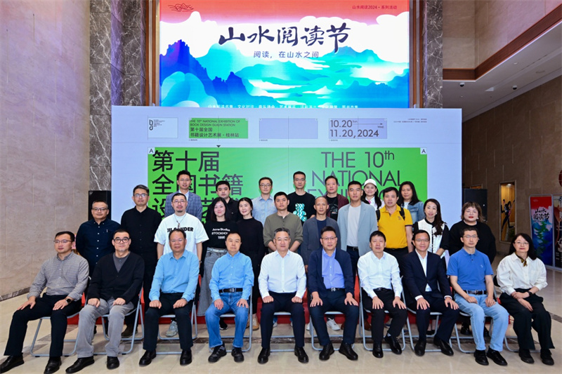 出席展覽開幕式的領(lǐng)導(dǎo)、嘉賓合影.jpg
