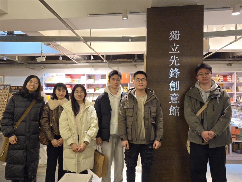 3.團(tuán)委干部在先鋒書店“獨立先鋒創(chuàng)意館”區(qū)域調(diào)研合影.jpg