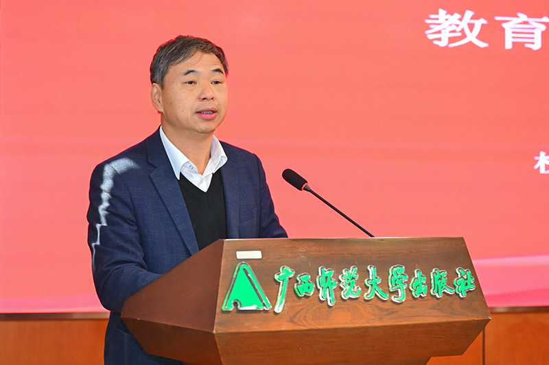 5.校黨委常委、副校長黃文韜代表教育組作總結(jié)發(fā)言.jpg