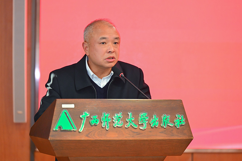 6.校黨委副書記趙鐵代表社科人文組作總結(jié)發(fā)言.jpg