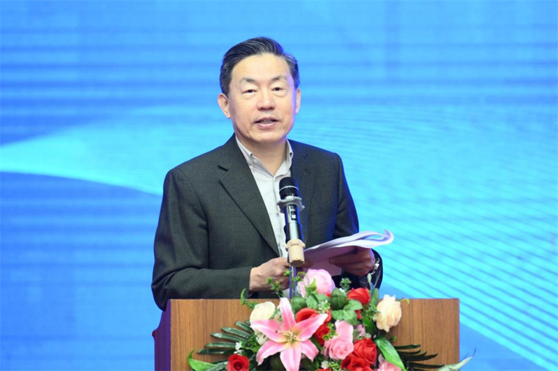 中國新聞出版研究院原副院長、第六屆中國書刊發(fā)行業(yè)協(xié)會副理事長、中華出版促進會國際工委學術委員會主任委員范軍主持開幕式.jpg
