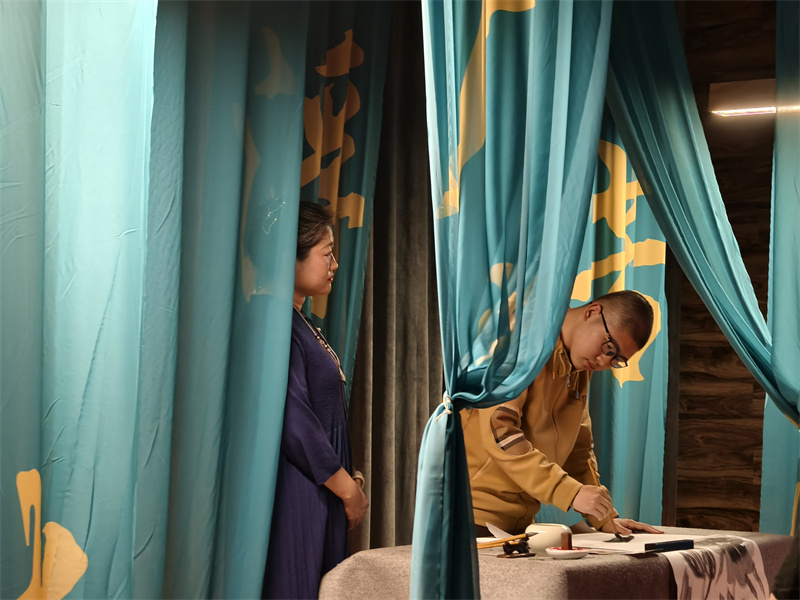 3.“星孩”董相材（右）與媽媽尹翠（左）（攝：梨落嵐裳）.jpg
